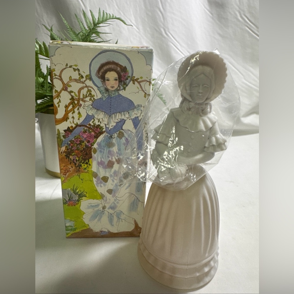 Avon Fashion Figurine Victorian Cologne 4oz